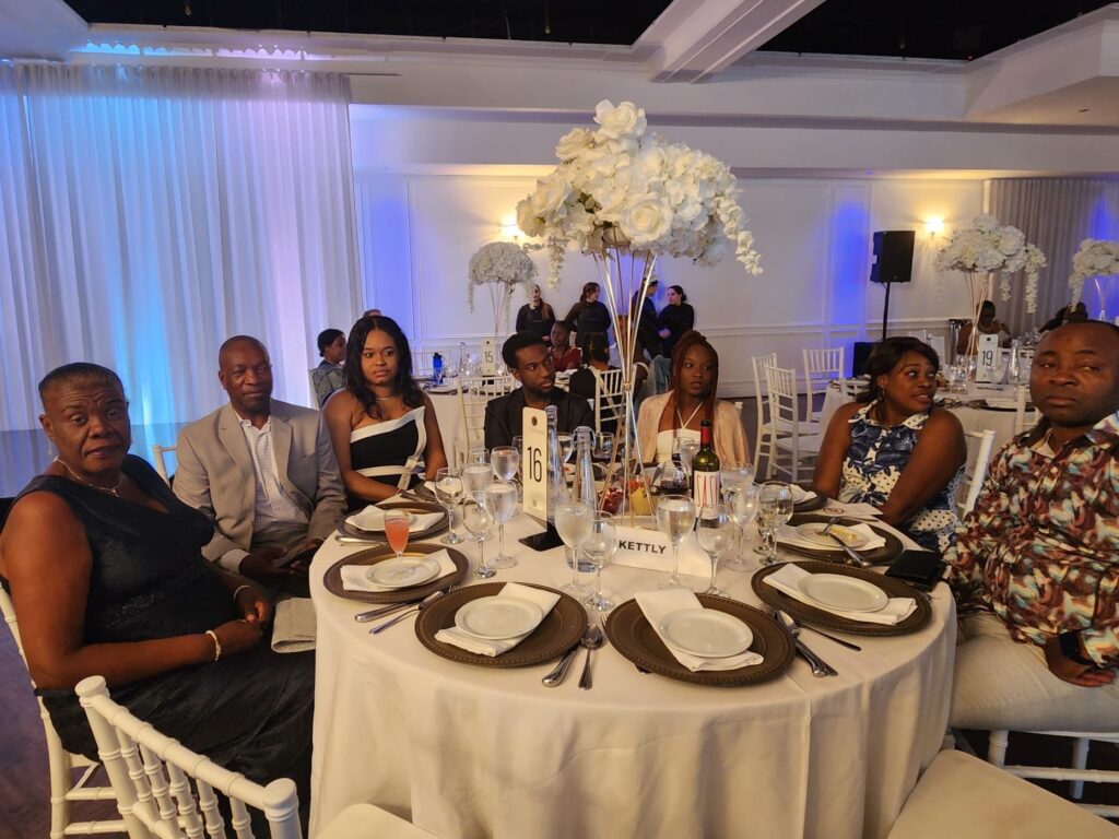 personnes à table 2