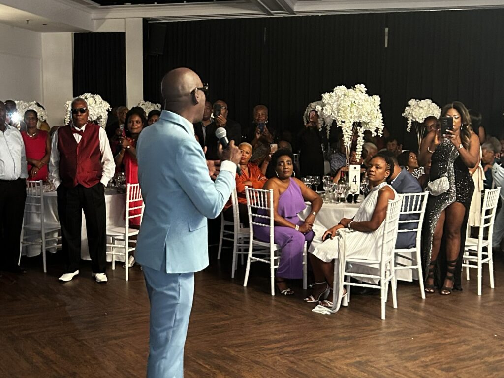 personnes à table et artiste