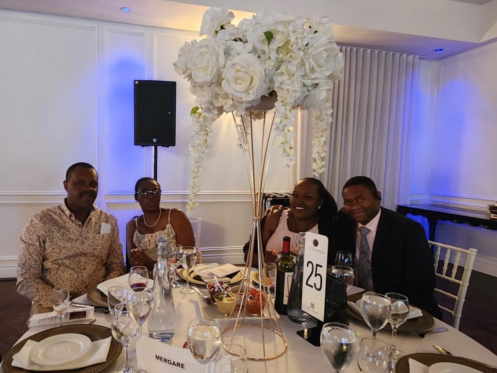 personnes à table 1