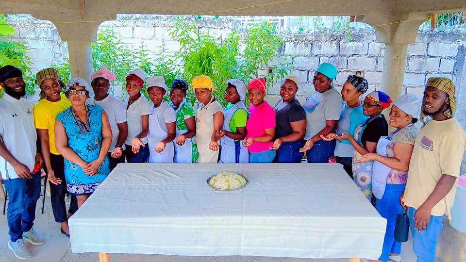 Élève de classe de cuisine & plat (riz)